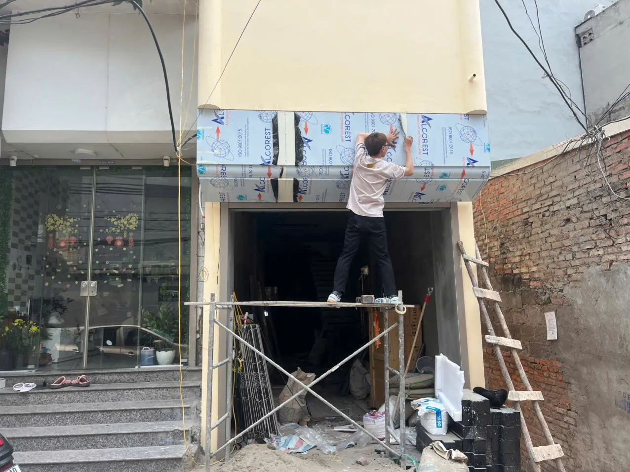 Dịch Vụ Lắp Đặt Cửa Cuốn Uy Tín – Giá Tốt, Thi Công Nhanh