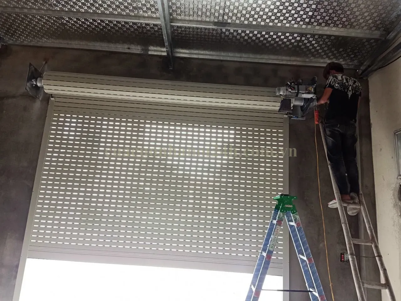 Lắp Đặt Cửa Cuốn Khe Thoáng Tại Ba Vì Uy Tín, Giá Tốt